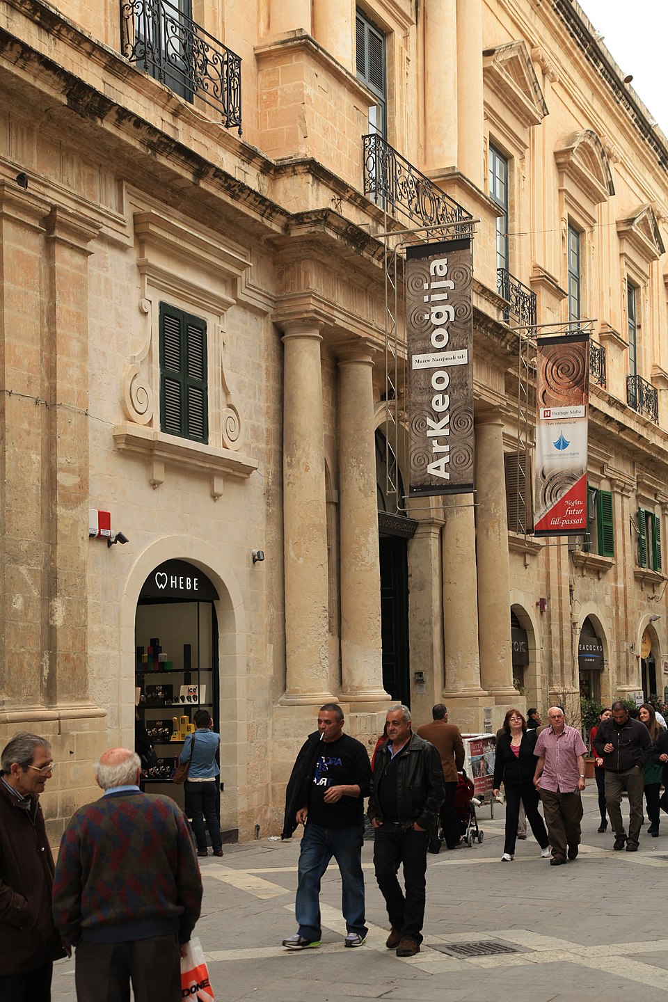 960px-Malta_-_Valletta_-_Triq_ir-Repubblika_+_Auberge_de_Provence_01_ies
